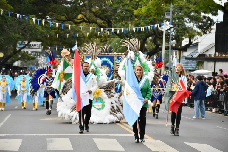 Una comparsa concordiense participó por primera vez del desfile del 25 de Mayo - imagen de origen
