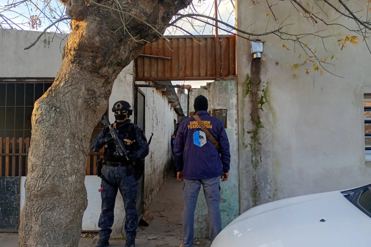 Secuestro de drogas y tres adultos detenidos en operativos contra el narcomenudeo - imagen de origen