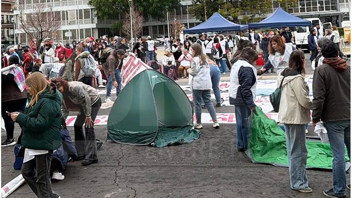 Docentes retomaron el acampe frente a Casa de Gobierno en rechazo a la reforma jubilatoria - imagen de origen