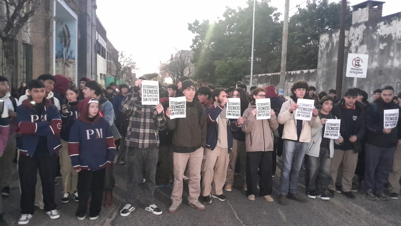 Al grito de “¡Sin futuro, sin futuro!”, alumnos de la Escuela Técnica N°1 cortaron una calle céntrica de Concordia - 7PAGINAS - imagen de origen