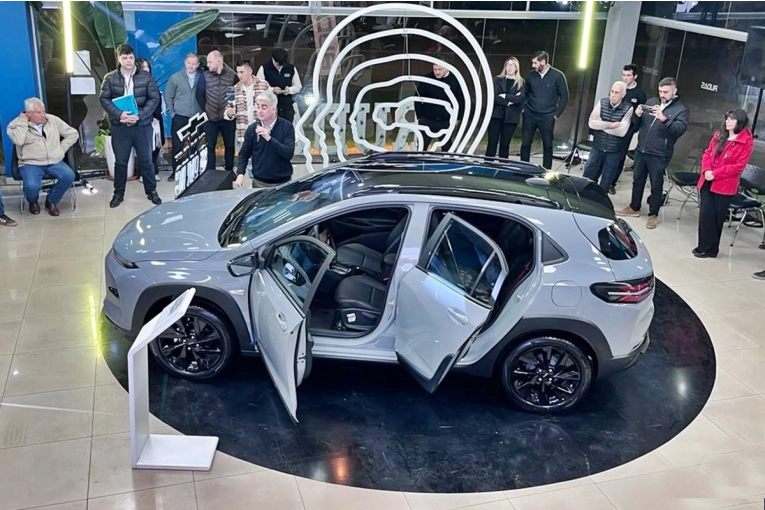 Rudas presentó en Concordia el nuevo Chevrolet Sonic para competir en un segmento que crece - imagen de origen