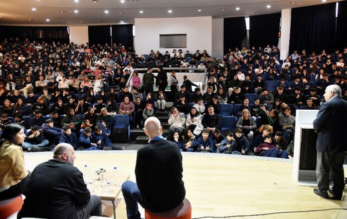 Auditorio colmado para escuchar a Cayetano hablar sobre ludopatía juvenil - imagen de origen
