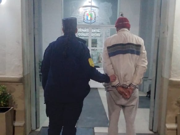 Hallaron al sospechoso de un hurto en el Barrio 338 y quedó detenido tras resistirse al procedimiento - imagen de origen