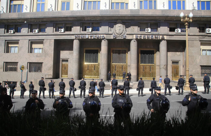 Evacuaron el Ministerio de Economía por una amenaza de bomba - imagen de origen