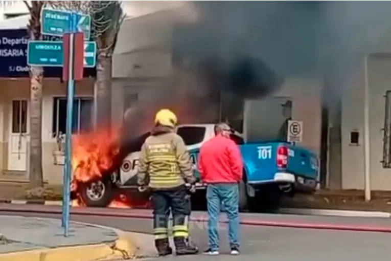 Se incendió un móvil policial en San José y no descartan que haya sido “intencional” - imagen de origen