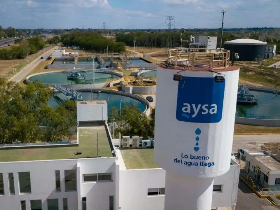 Milei acelera la privatización de Aysa: cuántos dólares pretende conseguir por la venta - imagen de origen
