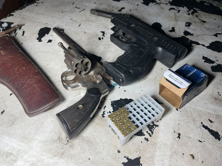 Operativo en Concordia: Investigaban un hurto, hallaron armas, municiones y marihuana, y terminaron detenidos - imagen de origen