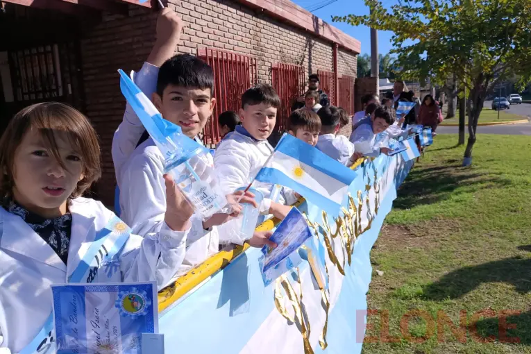 Fotos de los actos de promesa de lealtad a la Bandera: emoción y sonrisas en escuelas de Paraná - imagen de origen