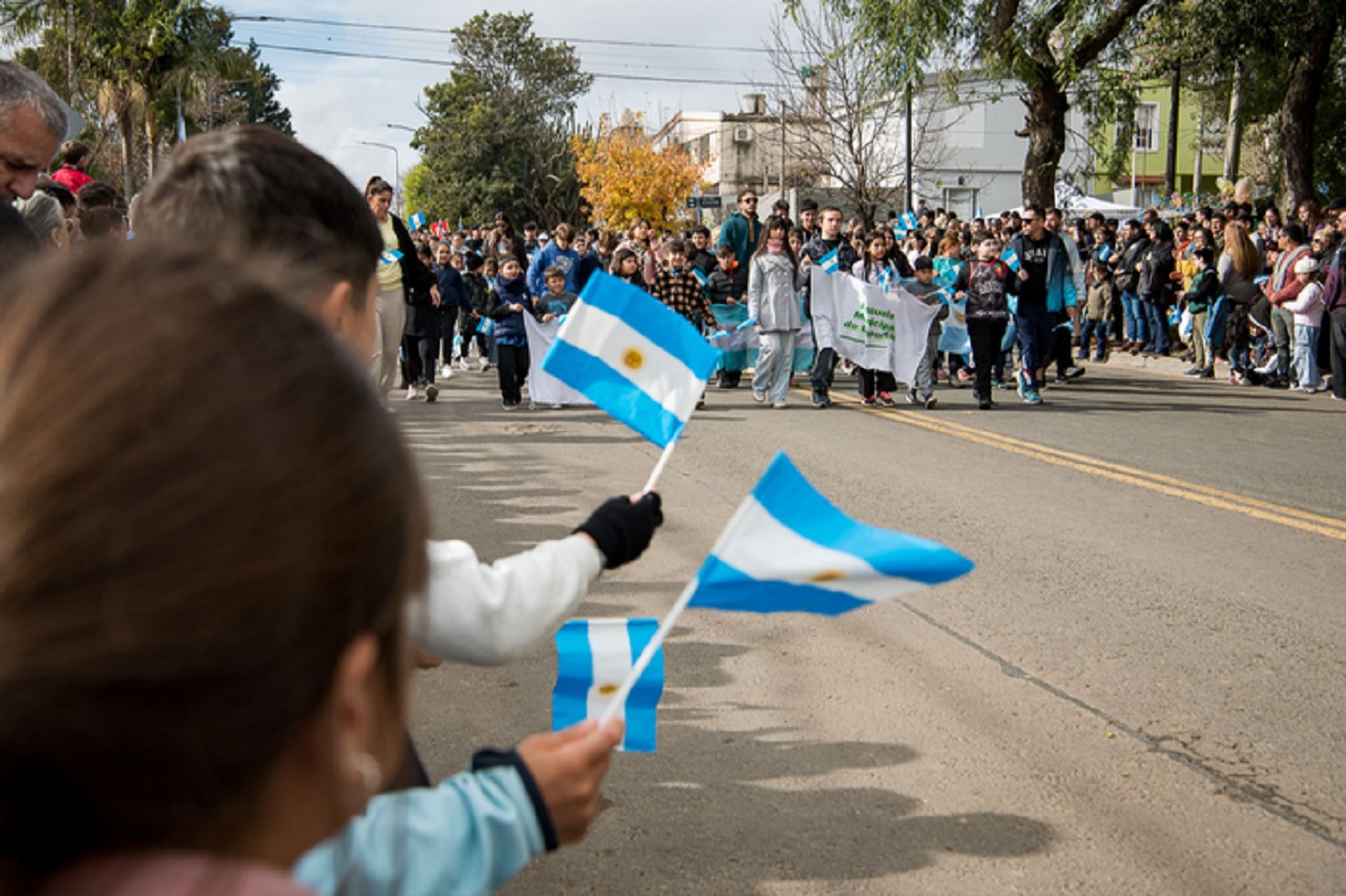 Revolución de Mayo: Paraná conmemoró el 216º aniversario con el tradicional Tedeum y desfile cívico-militar - imagen de origen