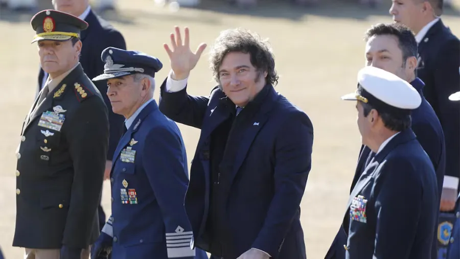 Milei viaja a Rosario por el Día de la Bandera, con Adorni en la tormenta y la irrupción de Villarruel | Análisis - imagen de origen