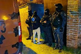 Desbaratan puntos de venta de drogas y detienen a tres prófugos - imagen de origen