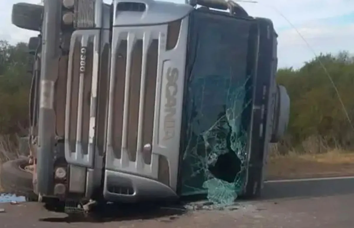 Volcó un camión en la Ruta 12 y tres personas fueron hospitalizadas - imagen de origen
