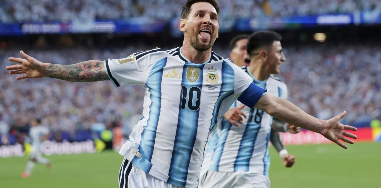 Messi sigue haciendo historia: metió los tres de Argentina contra Argelia y es uno de los máximos goleadores de los Mundiales - imagen de origen