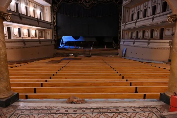 Colocan las vigas de madera que sostendrán el piso del Teatro Gualeguaychú - imagen de origen