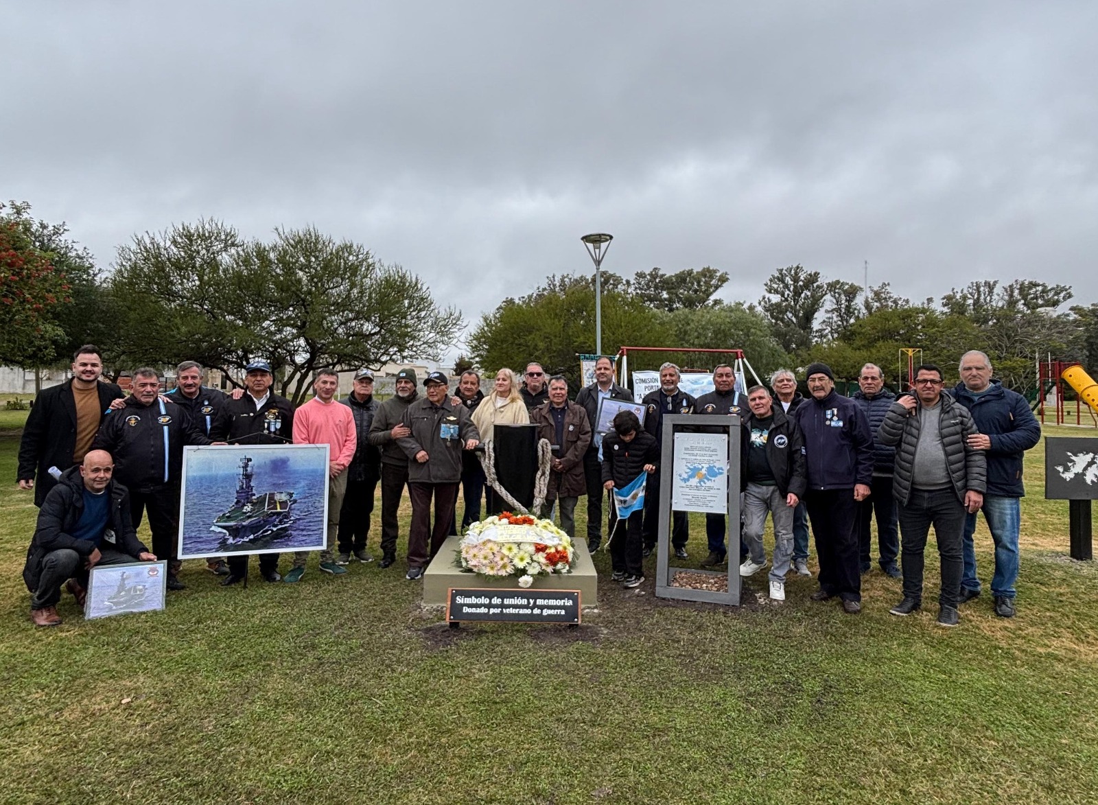 Homenaje a los héroes de Malvinas: colocaron la bita de amarre del portaaviones ARA 25 de Mayo en Pueblo Belgrano - imagen de origen