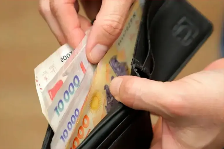 Crece el endeudamiento y advierten sobre una “autofagia económica” en las familias argentinas - imagen de origen