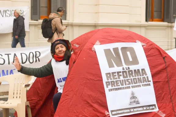 Agmer confirmó que asistirá al Senado por la reforma jubilatoria y ratificó la continuidad del acampe - imagen de origen