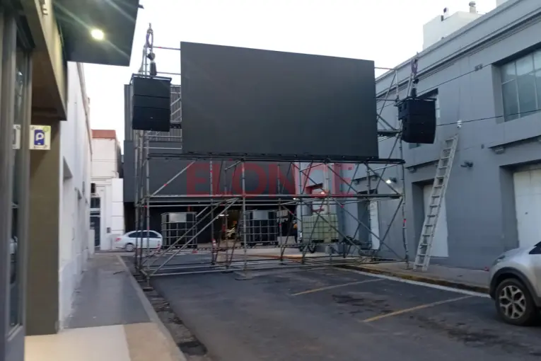 Ya instalaron la pantalla LED para ver el debut de Argentina: "Me alegra porque se vive el Mundial de otra forma" - imagen de origen