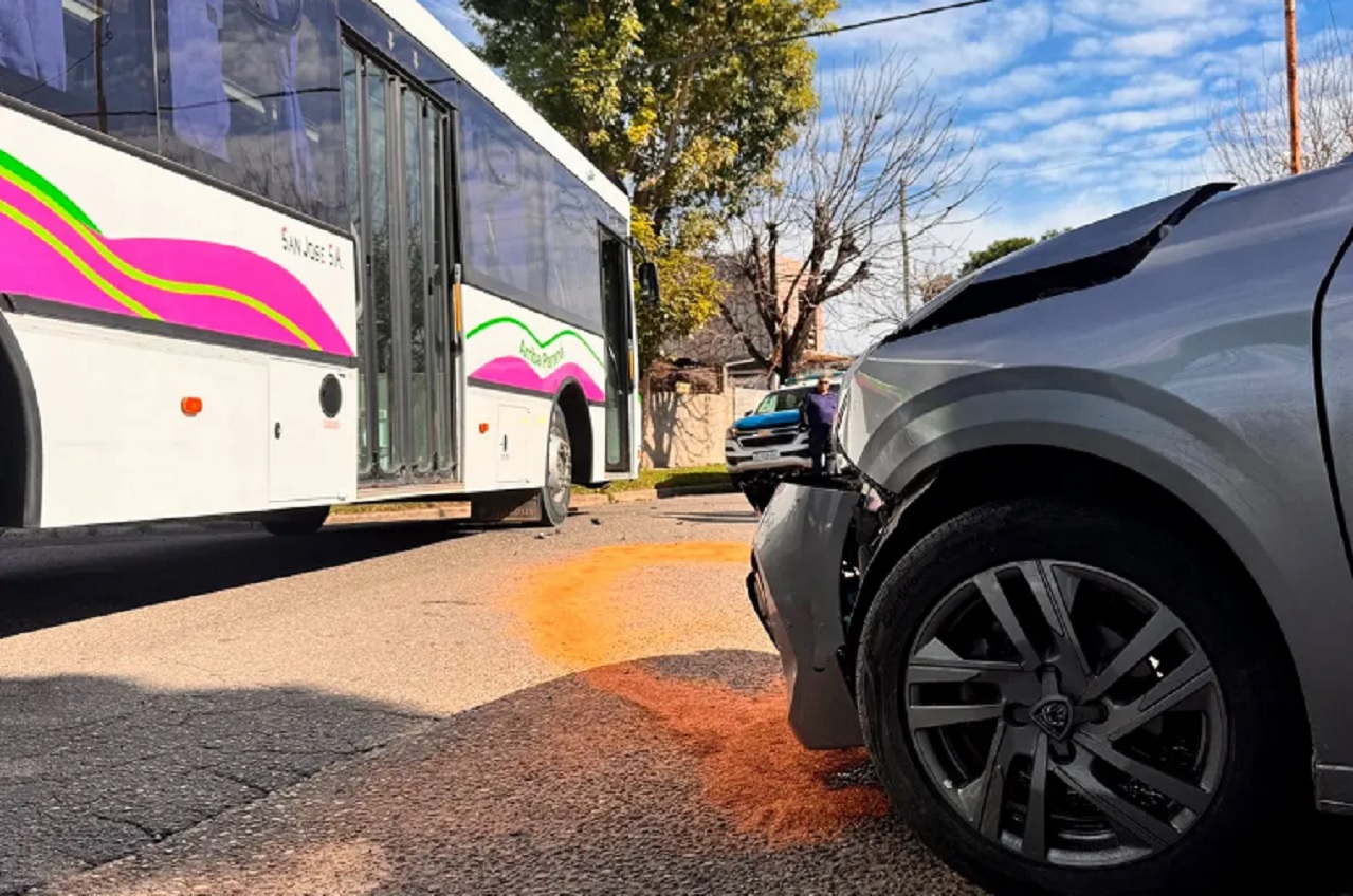 Choque entre colectivo urbano y auto dejó dos personas lesionadas en Paraná - imagen de origen