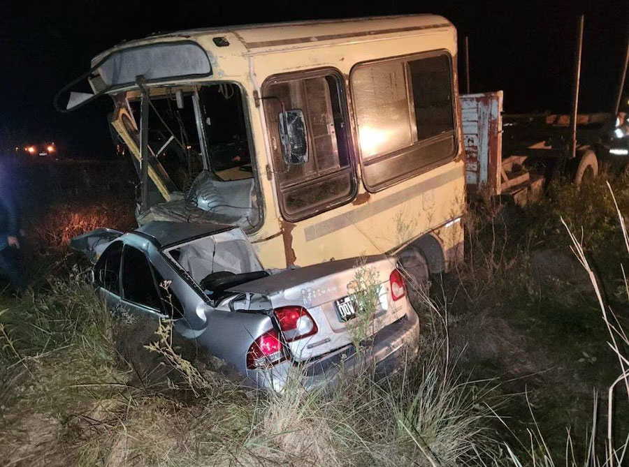 Tragedia familiar en Corrientes: dos mujeres y un hombre viajaban al velatorio de su hermano, chocaron de frente contra un camión y murieron - imagen de origen