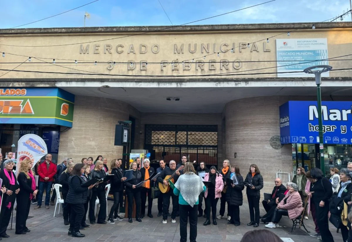 Una multitud acompañó el 8° Encuentro Coral de Adultos Mayores en la Peatonal de Concepción del Uruguay - imagen de origen