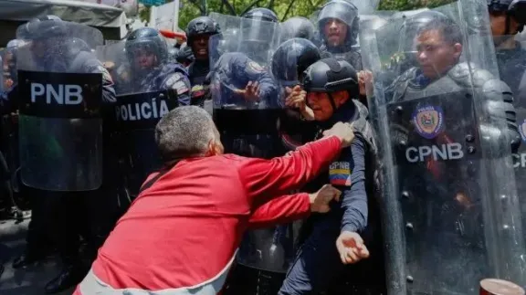 Tensión en Turquía: la policía tomó por la fuerza la sede del principal partido opositor - imagen de origen