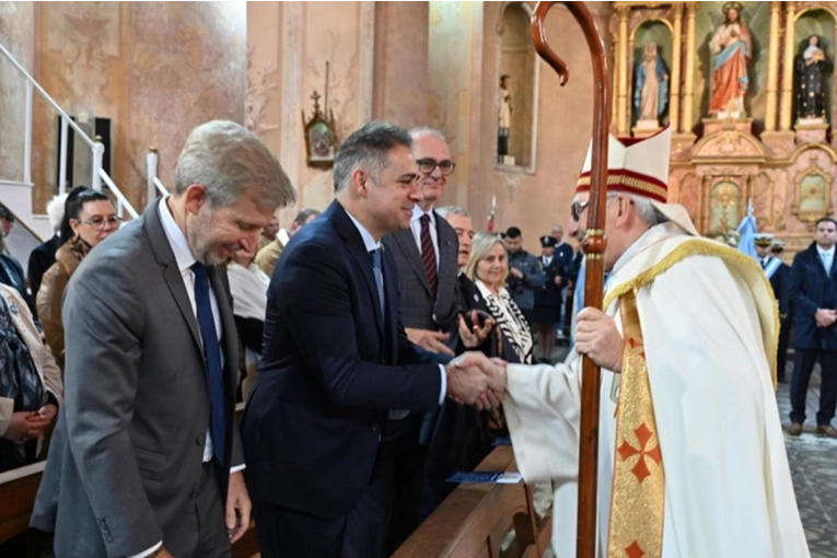 El intendente Davico y el gobernador Frigerio, juntos en el Tedeum del 25 de Mayo en la Catedral - imagen de origen