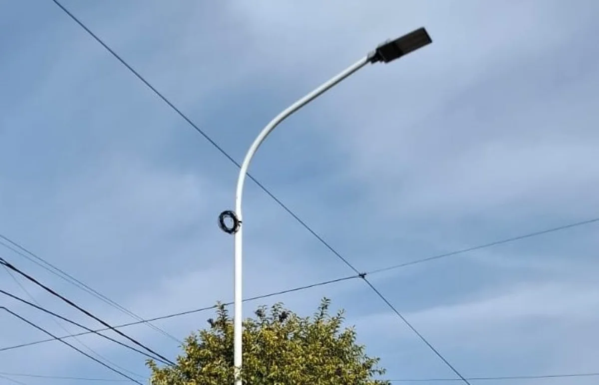 Avanza la colocación de 92 nuevas columnas de alumbrado en B° San Vicente - imagen de origen