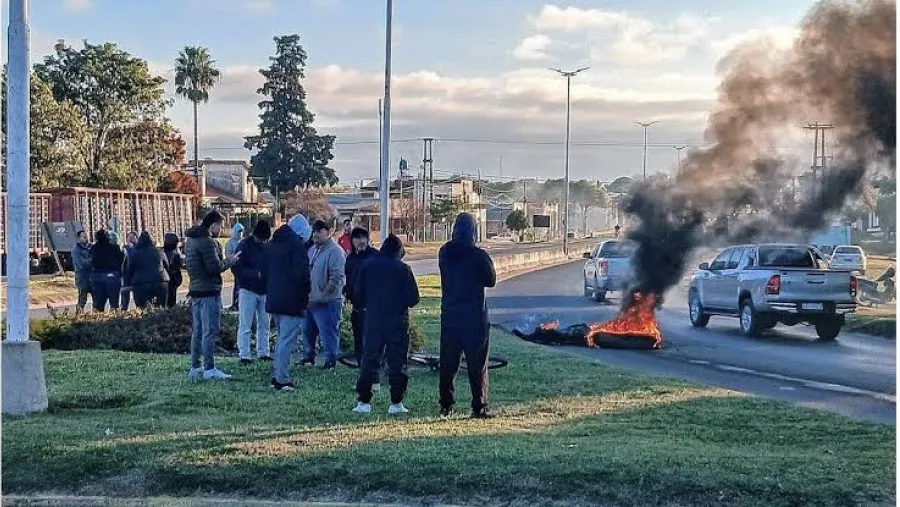 Trabajadores de Tres Arroyos se manifiestan nuevamente para defender más de 900 puestos | Análisis - imagen de origen