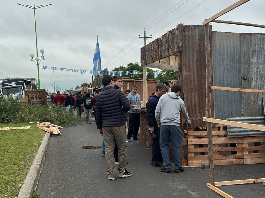 Con el armado de los stands, el Corsódromo comienza a palpitar la gran fiesta patria del 25 de Mayo - imagen de origen