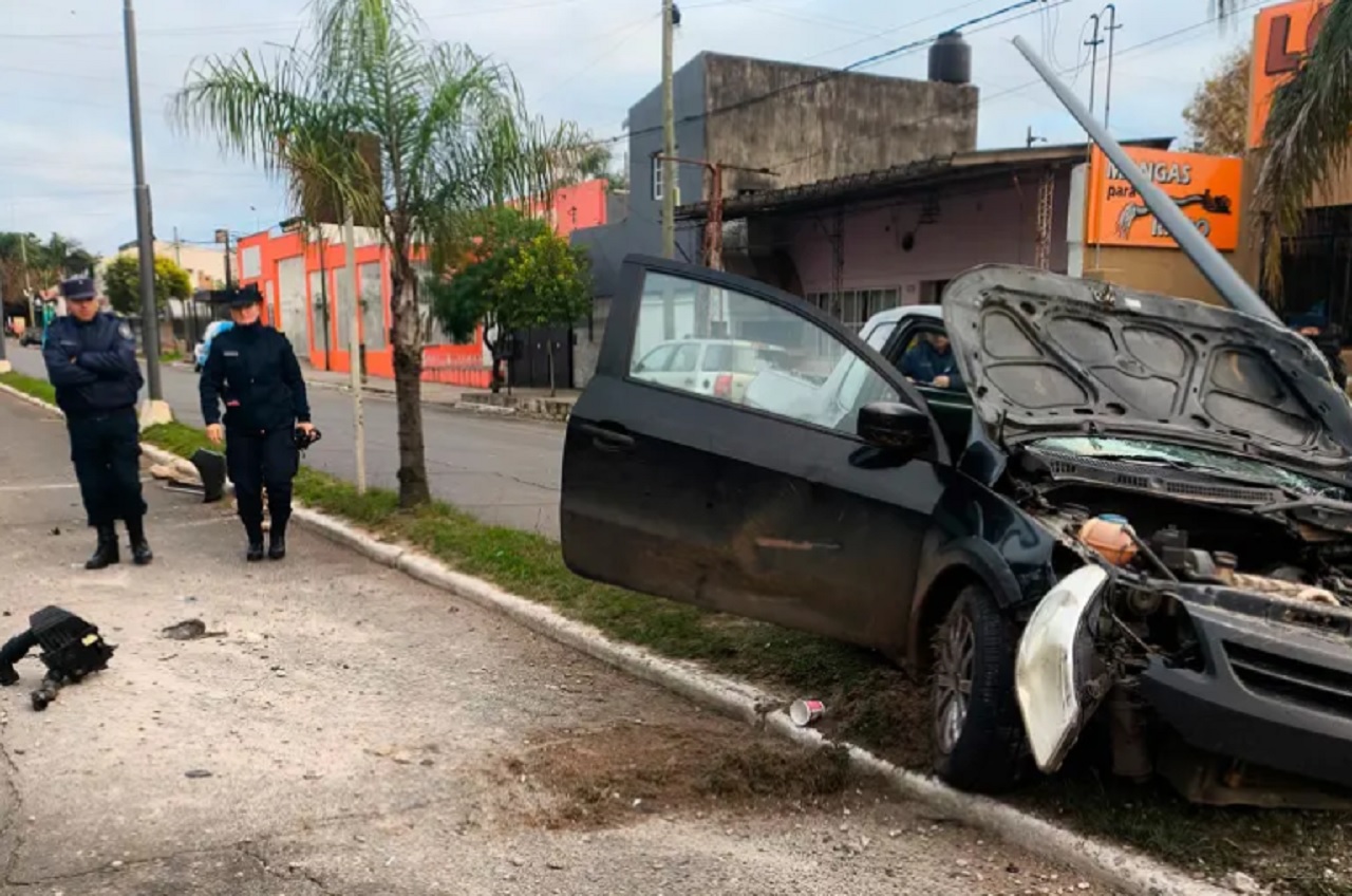 Conductor destrozó su camioneta al chocarla contra una columna de alumbrado - imagen de origen