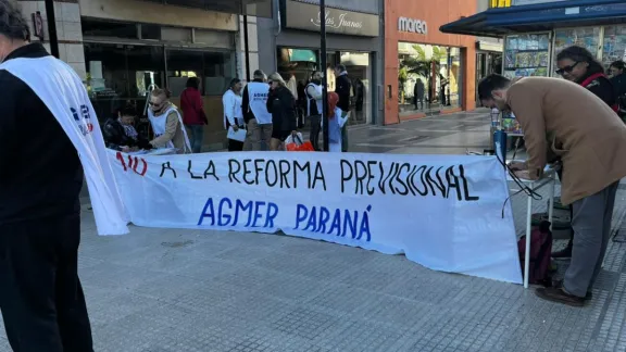 Agmer Paraná juntó firmas contra la reforma jubilatoria y destacó el "acompañamiento de la ciudadanía" - imagen de origen