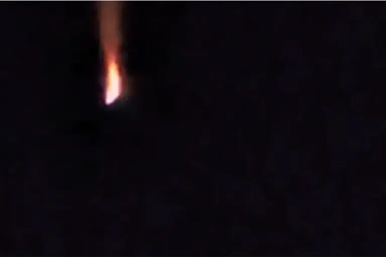 Videos: un extraño fenómeno luminoso sorprendió a vecinos en el cielo entrerriano - imagen de origen