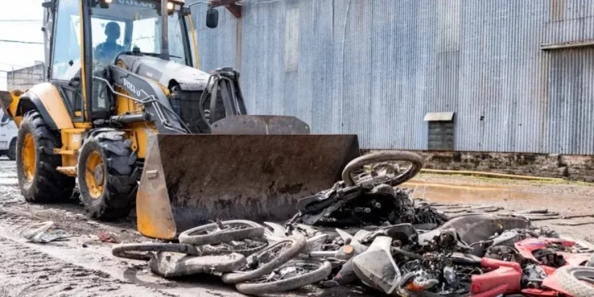 Comenzó el proceso para compactar motos y autos en desuso secuestrados en Concepción del Uruguay - imagen de origen