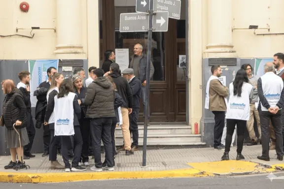 Trabajadores se manifestaron en la puerta del Banco Hipotercario tras dos despidos - imagen de origen