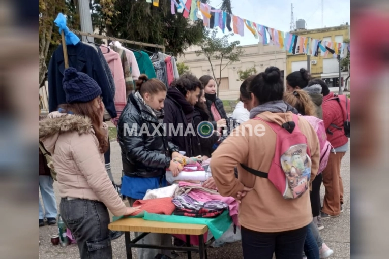 Alumnos del ISPED realizan la campaña “Perchero solidario”, para conseguir y donar ropa de invierno - imagen de origen