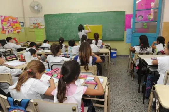 Agmer aseguró que el paro tuvo un acatamiento del 80%, mientras que el Gobierno afirmó que el presentismo fue del 71% - imagen de origen
