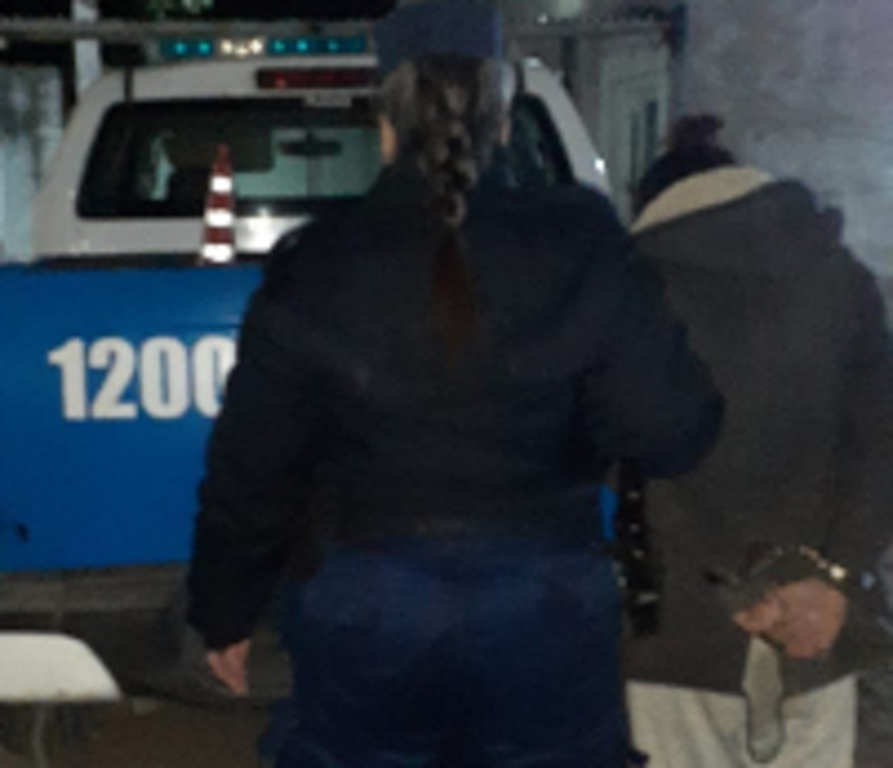 Mujer salió enojada de centro de salud y arrojó piedras que impactaron en un vehículo - imagen de origen