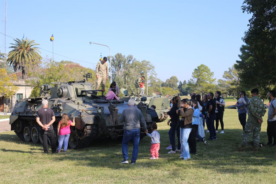 El Batallón de Ingenieros de Concepción del Uruguay abre sus puertas: habrá muestra de tanques, botes de asalto y el tradicional chocolate con tortas fritas - imagen de origen
