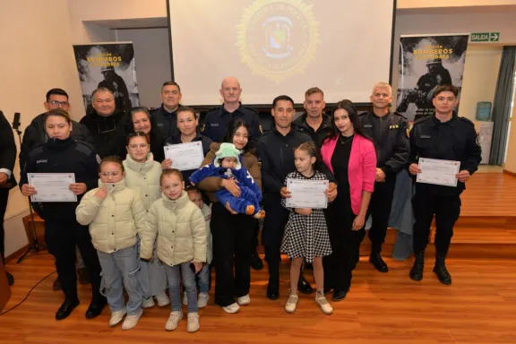El Ministerio de Seguridad entregó los diplomas del curso integral de Bomberos y Rescate - imagen de origen