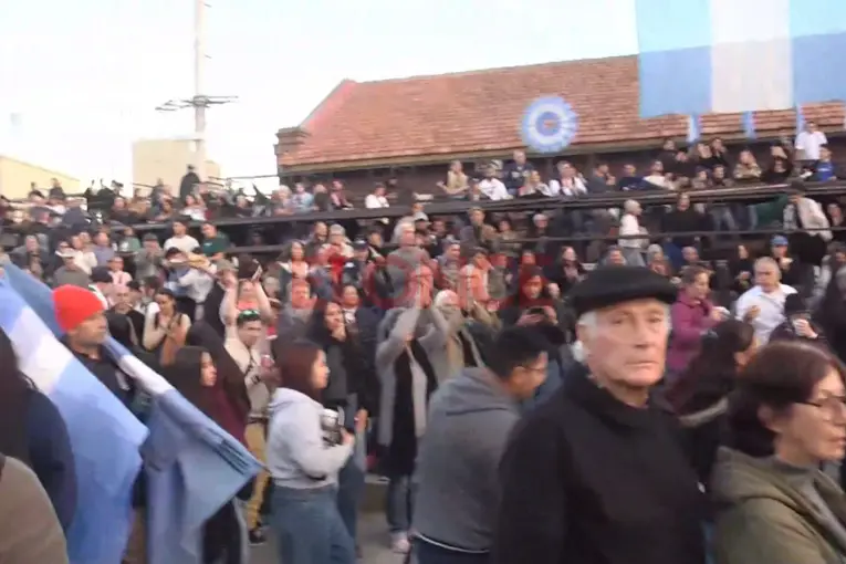Festejo del 25 de mayo en Gualeguaychú reunió a miles de personas: "Hay que honrar la patria" - imagen de origen