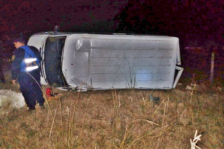 Terminó en el hospital tras volcar en la autovía de la ruta 18 - imagen de origen
