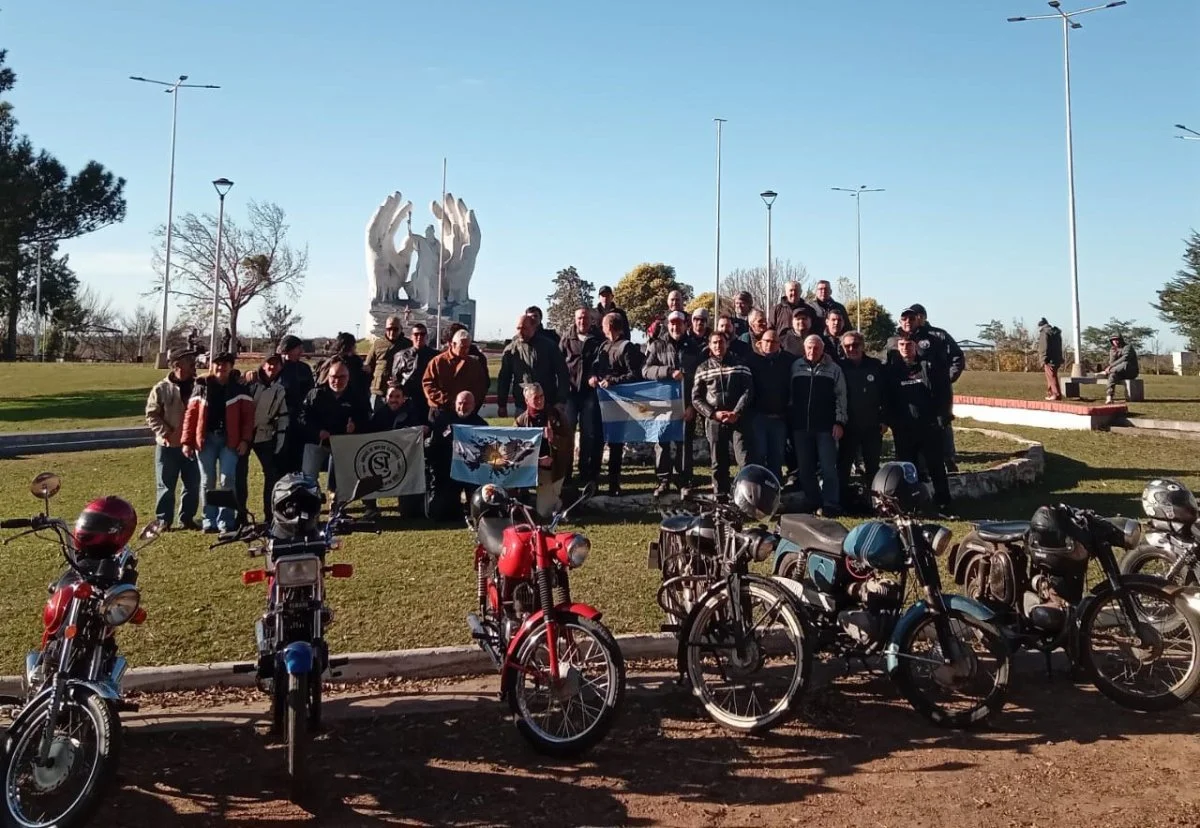 Motos clásicas y antiguas realizaron una recorrida por Concepción del Uruguay - imagen de origen