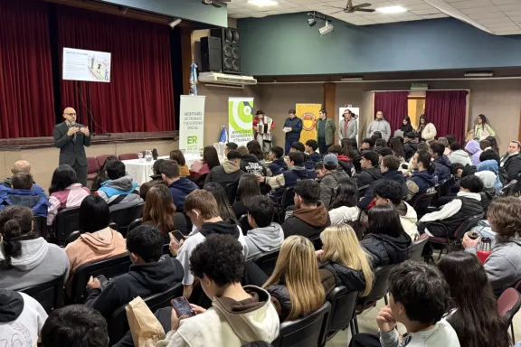Un centenar de jóvenes de Federal se formaron en derechos laborales y herramientas para su primer empleo - imagen de origen