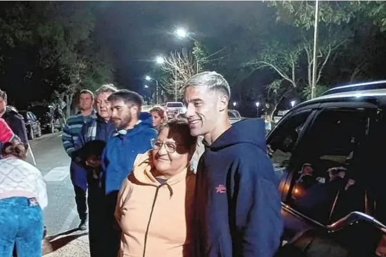 Villa Urquiza homenajeó a Leonardo Morales tras la histórica consagración con Belgrano - imagen de origen