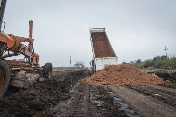 Se conocieron las ofertas económicas para la segunda etapa de recuperación de caminos rurales - imagen de origen