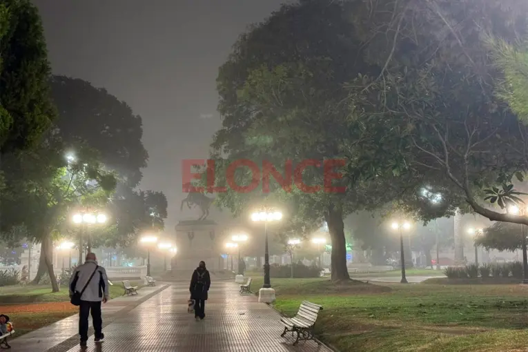 La niebla nuevamente es protagonista de la mañana y rige el alerta violeta para una zona de Entre Ríos - imagen de origen