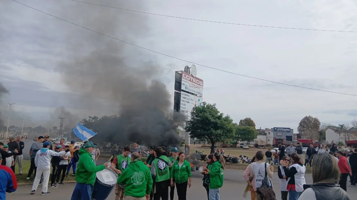 Trabajadores de Tres Arroyos se manifestaron en el acceso a la ciudad y continúan sin respuestas - imagen de origen