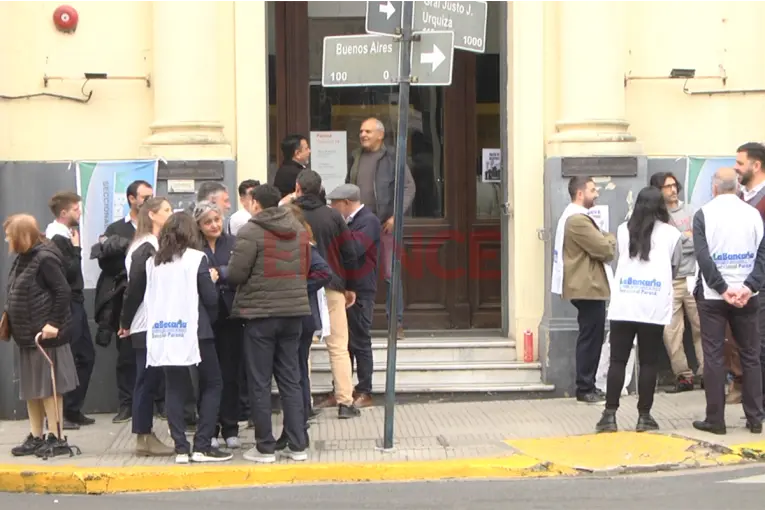 Trabajadores se manifestaron en la puerta del Banco Hipotercario tras dos despidos - imagen de origen