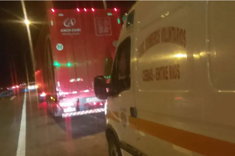 Un camionero quedó atrapado al reparar su camión en la Ruta 12 - Informe Digital - imagen de origen